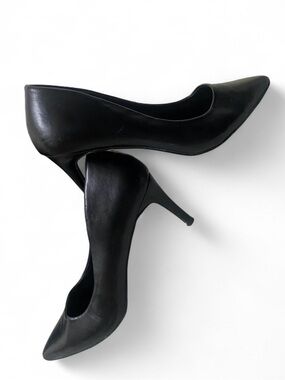 Cynthia Rowley Black Leather Pointed Toe Pumps with Memory Foam Comfort
